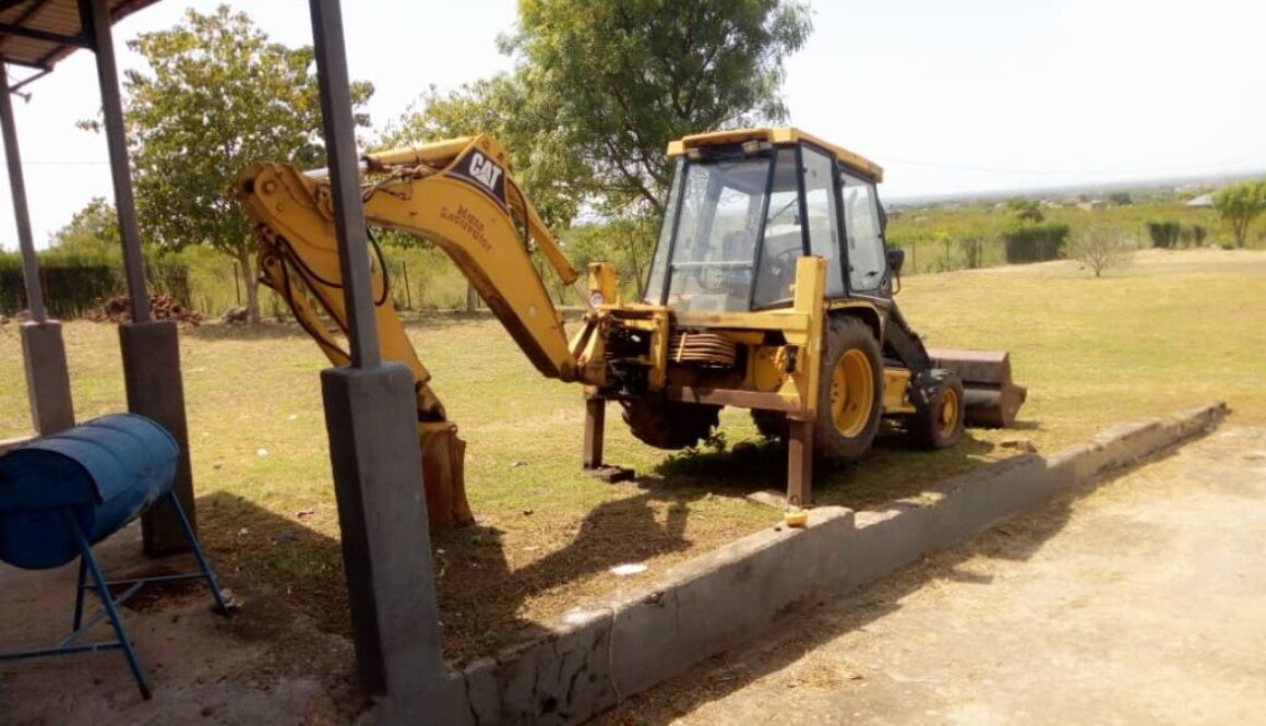 TRACTOR EXCAVATOR